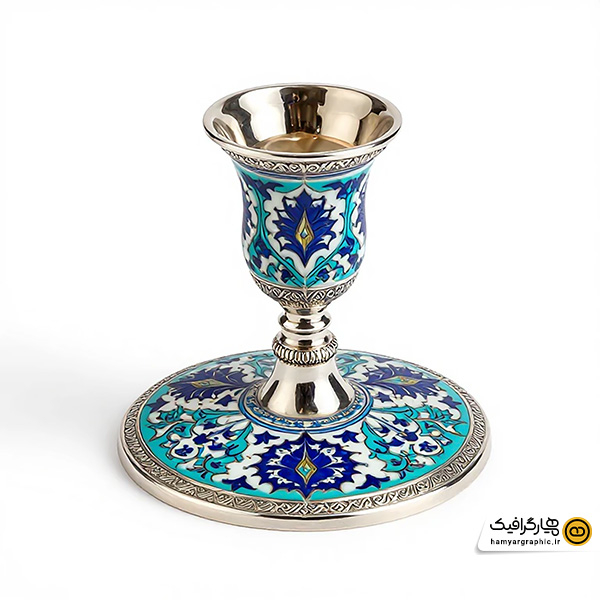 تصویر استوک با کیفیت جا شمعی نقره‌ای پایه کوتاه با طرح کاشی کاری سنتی